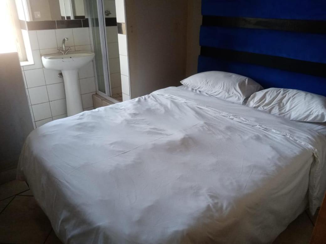 Ebony Guest House Pretoria-Noord エクステリア 写真