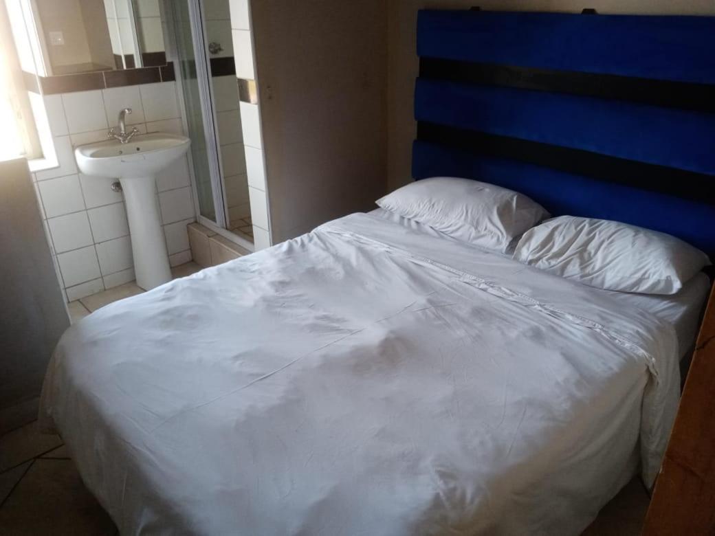 Ebony Guest House Pretoria-Noord エクステリア 写真