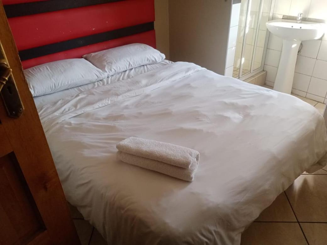 Ebony Guest House Pretoria-Noord エクステリア 写真