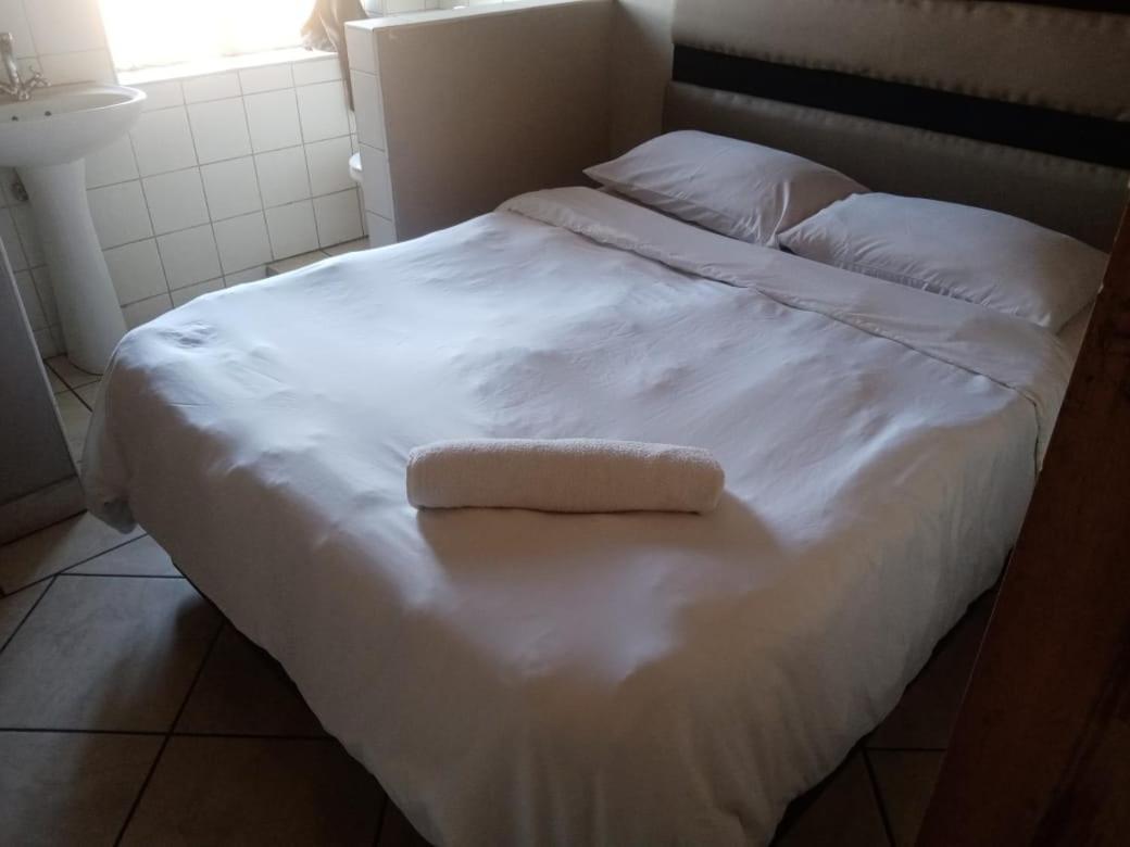 Ebony Guest House Pretoria-Noord エクステリア 写真