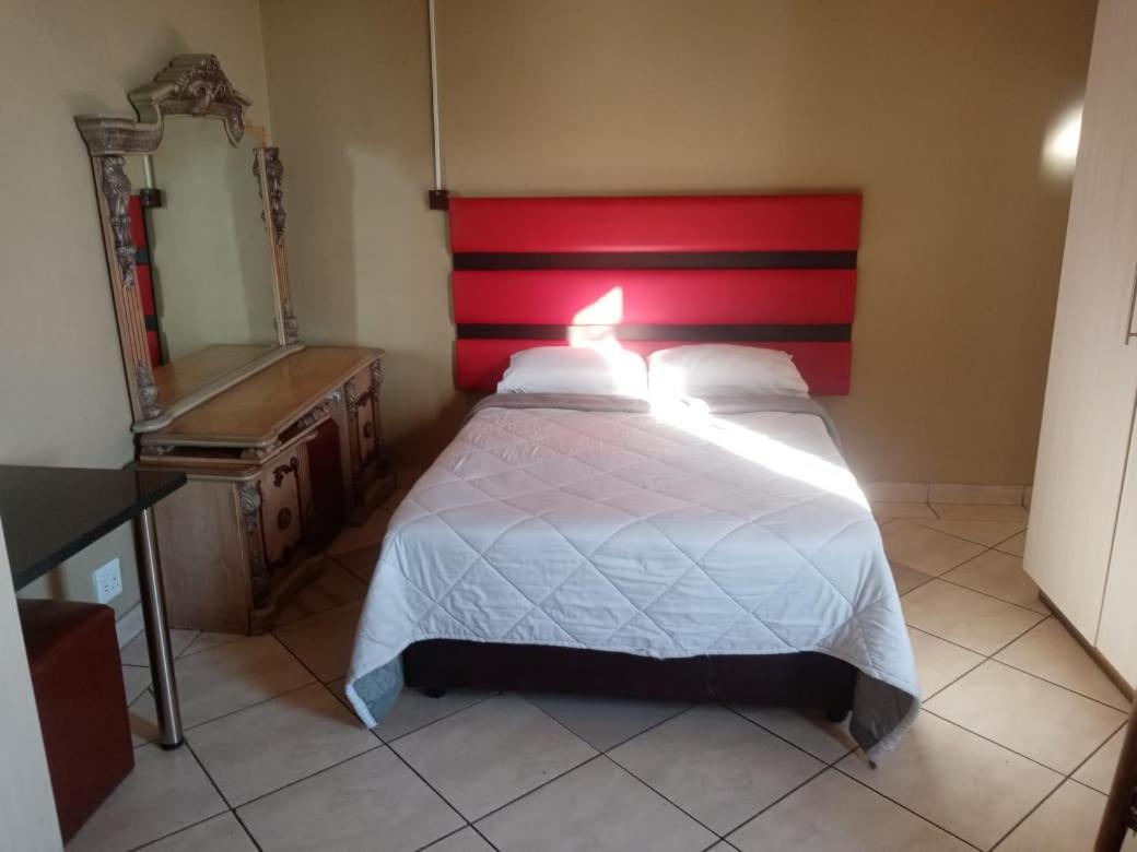 Ebony Guest House Pretoria-Noord エクステリア 写真