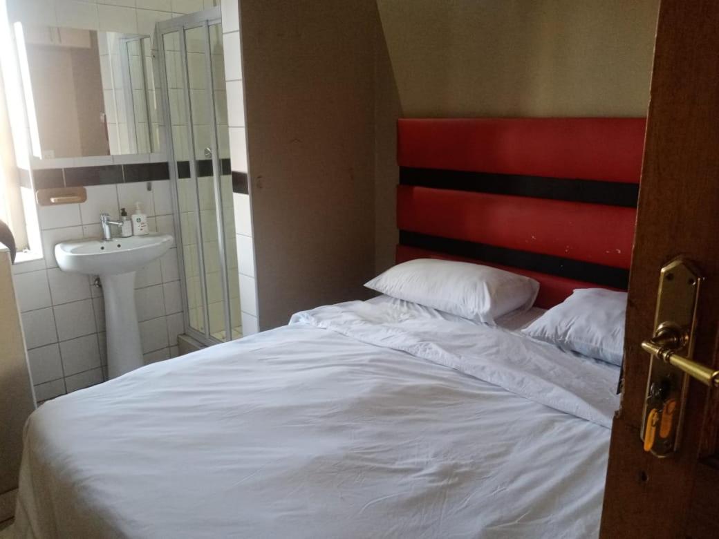 Ebony Guest House Pretoria-Noord エクステリア 写真